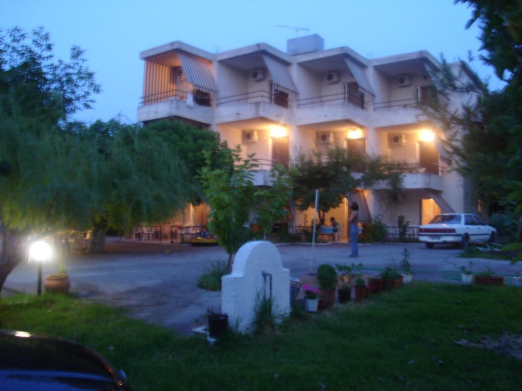 Apartments Skardoutsou Агиокампос Екстериор снимка